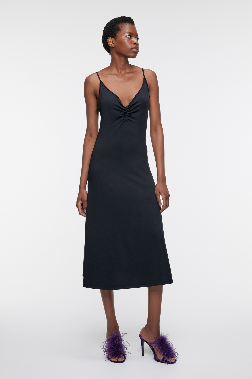 Платье-комбинация миди на тонких бретельках с V-вырезом - цвет черный - 1