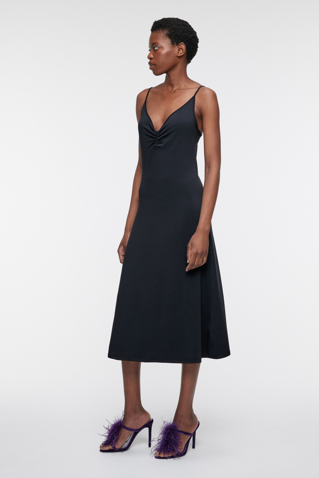 Платье-комбинация миди на тонких бретельках с V-вырезом - цвет черный - 2