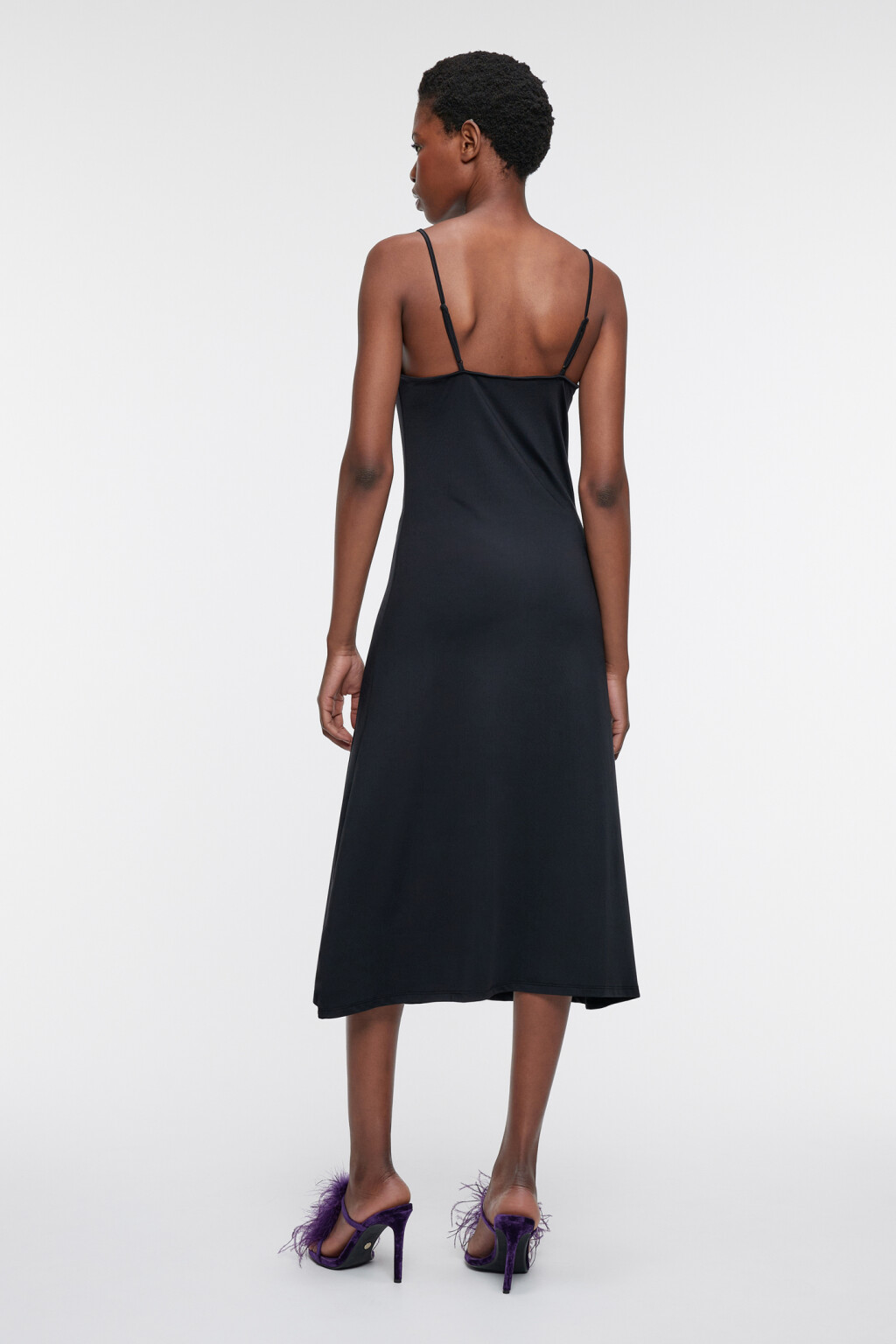 Платье-комбинация миди на тонких бретельках с V-вырезом - цвет черный - 3