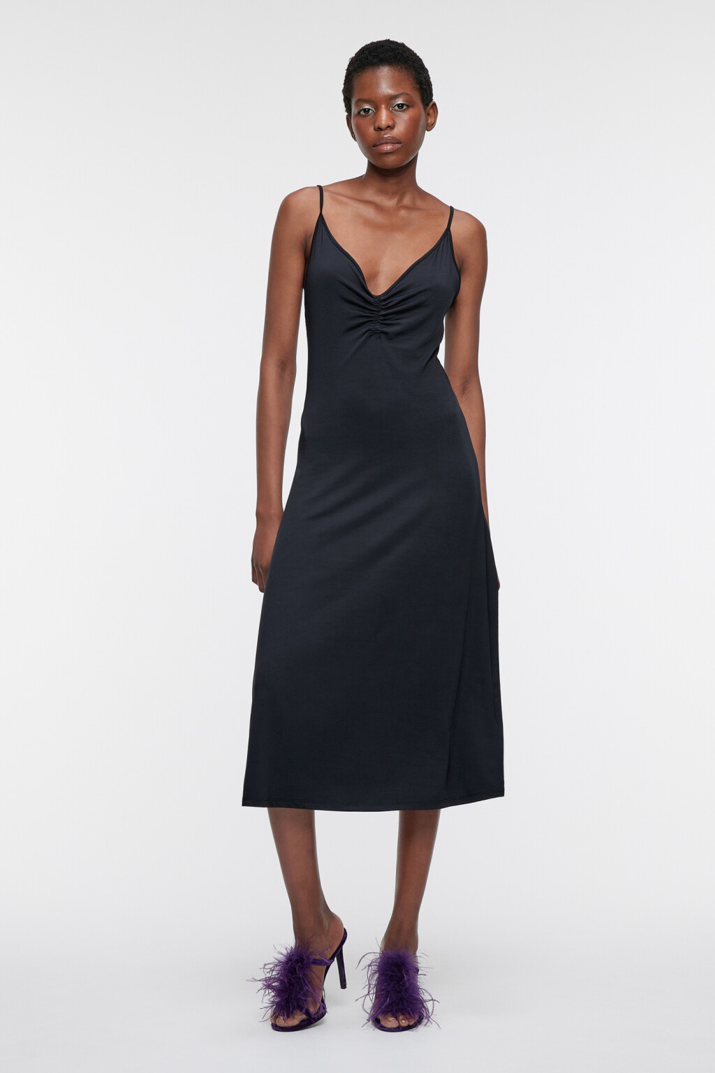 Платье-комбинация миди на тонких бретельках с V-вырезом - цвет черный - 4