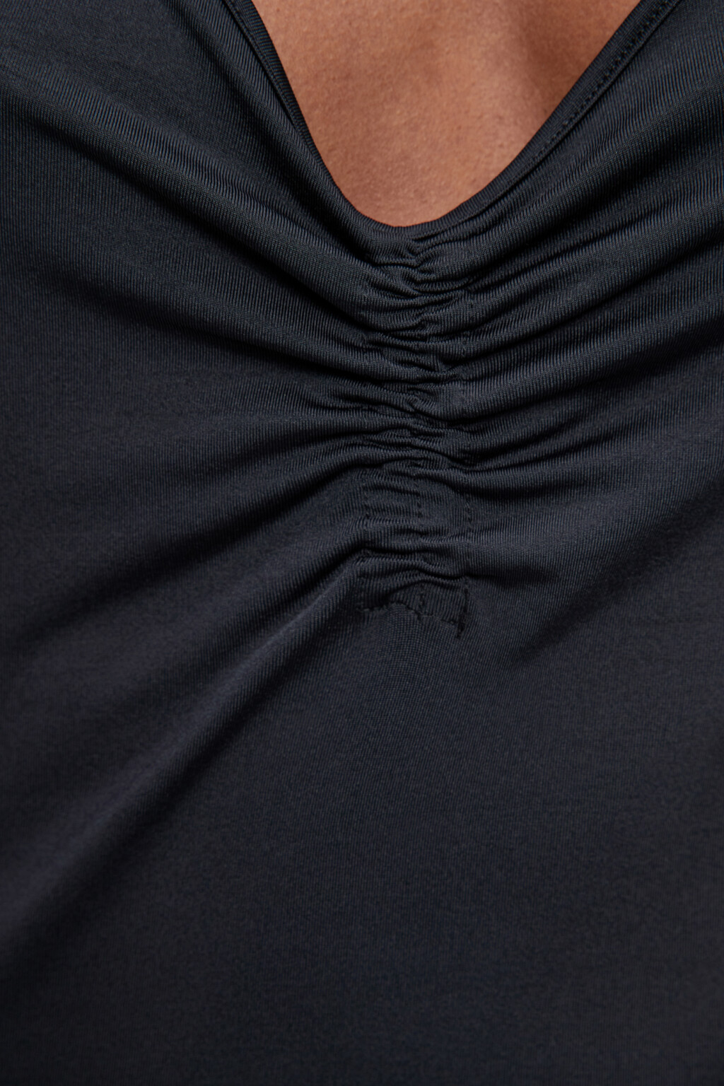 Платье-комбинация миди на тонких бретельках с V-вырезом - цвет черный - 5