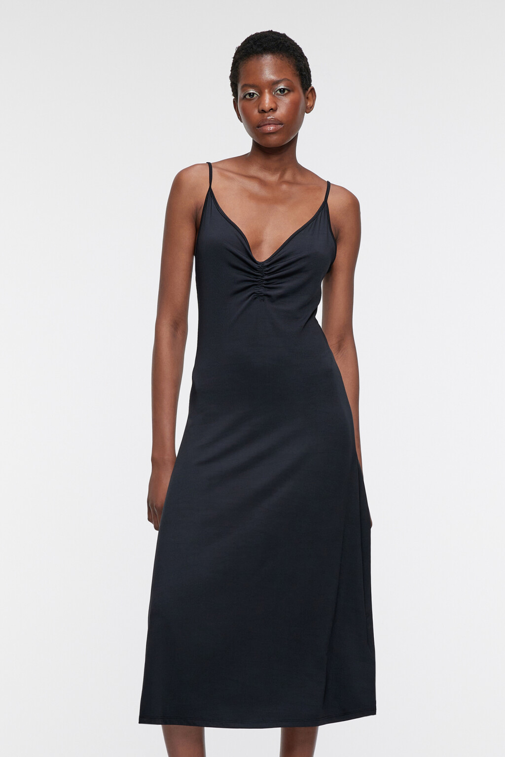 Платье-комбинация миди на тонких бретельках с V-вырезом - цвет черный - 7