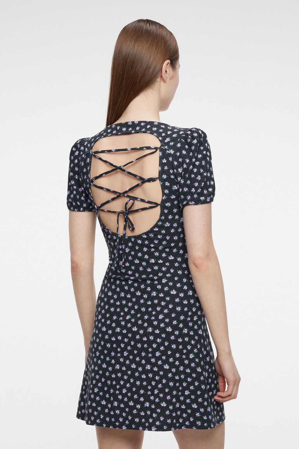 Платье мини приталенное с вырезом и шнуровкой на спине - цвет черный - 3