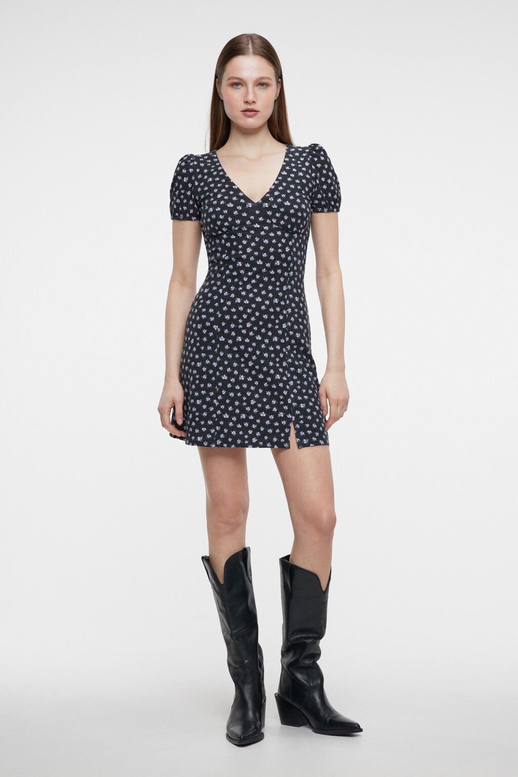 Платье мини приталенное с вырезом и шнуровкой на спине - цвет черный - 4