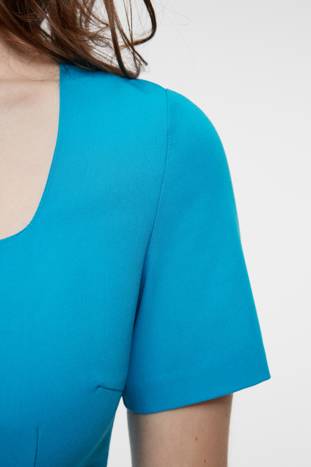 Платье мини приталенное с разрезом на бедре - цвет голубой - 6