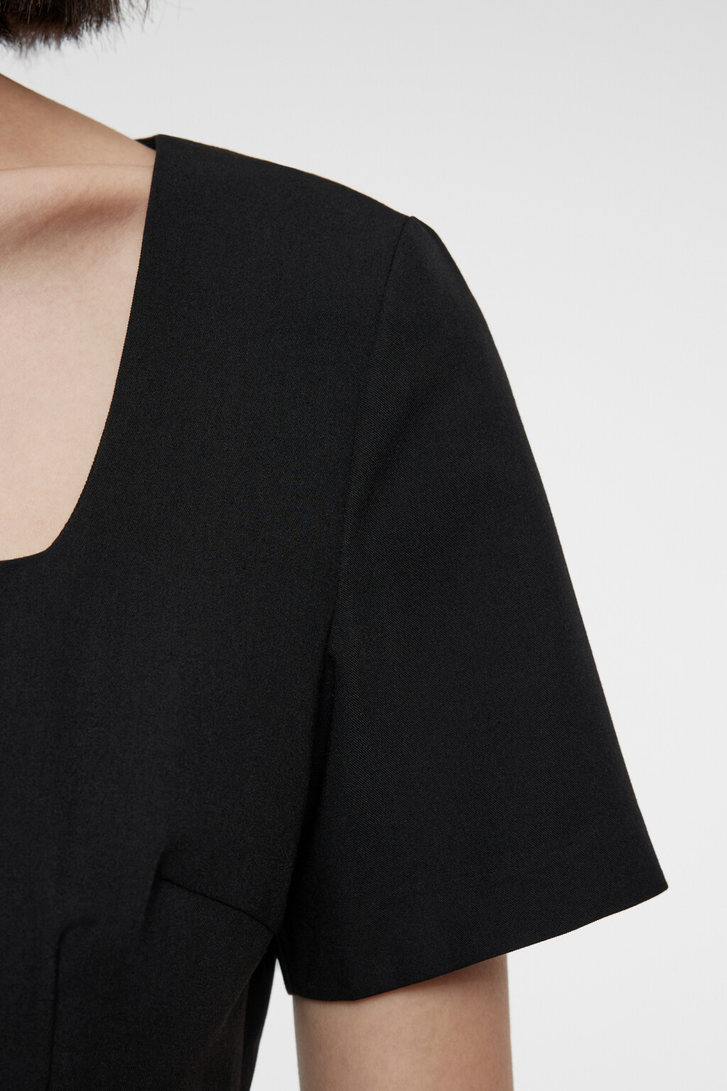 Платье мини приталенное с разрезом на бедре - цвет черный - 5