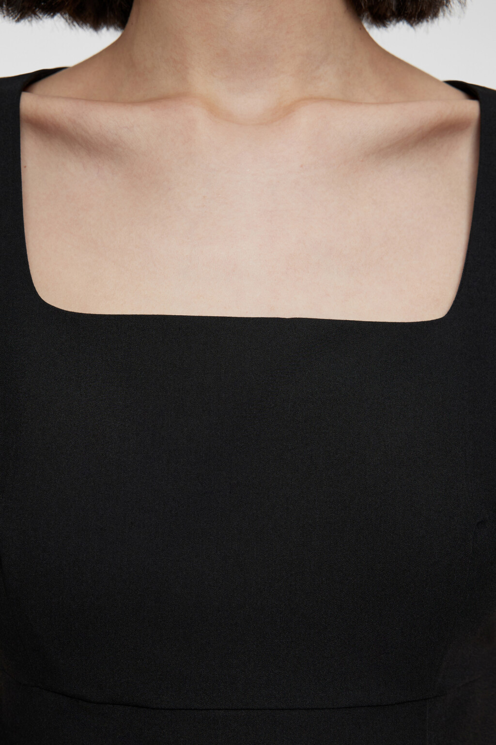 Платье мини приталенное с разрезом на бедре - цвет черный - 6