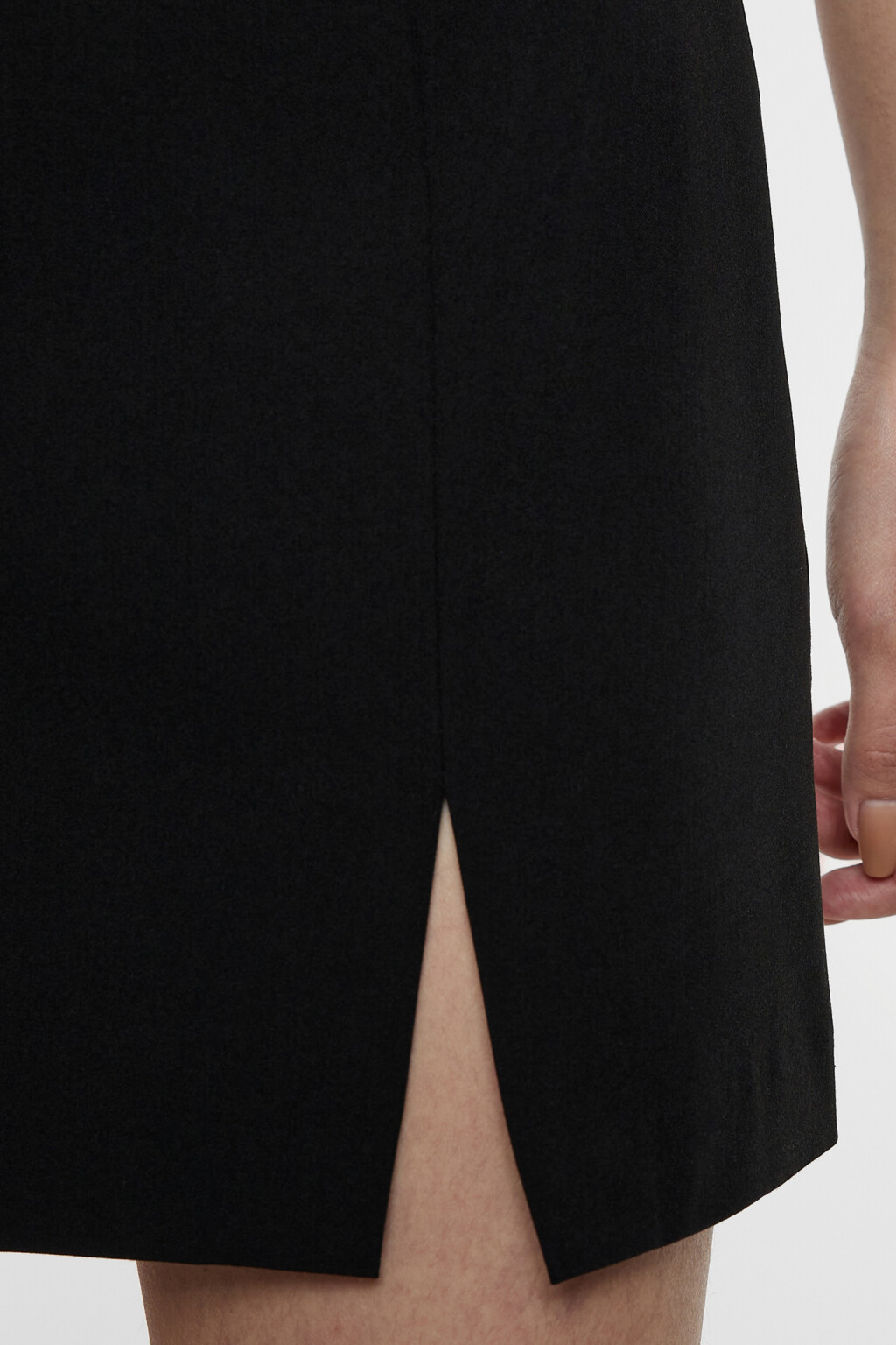 Платье мини приталенное с разрезом на бедре - цвет черный - 7