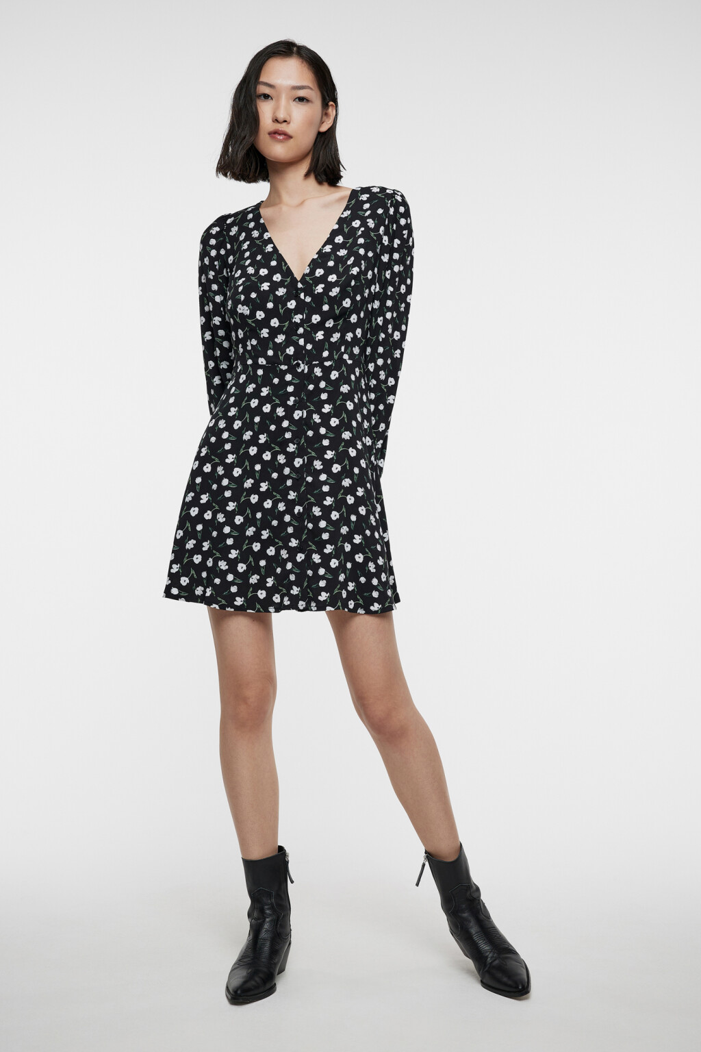 Платье мини с V-вырезом и цветочным принтом - цвет черный - 4
