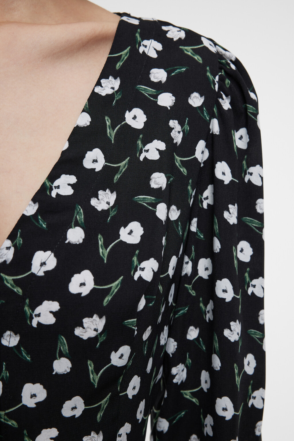 Платье мини с V-вырезом и цветочным принтом - цвет черный - 5