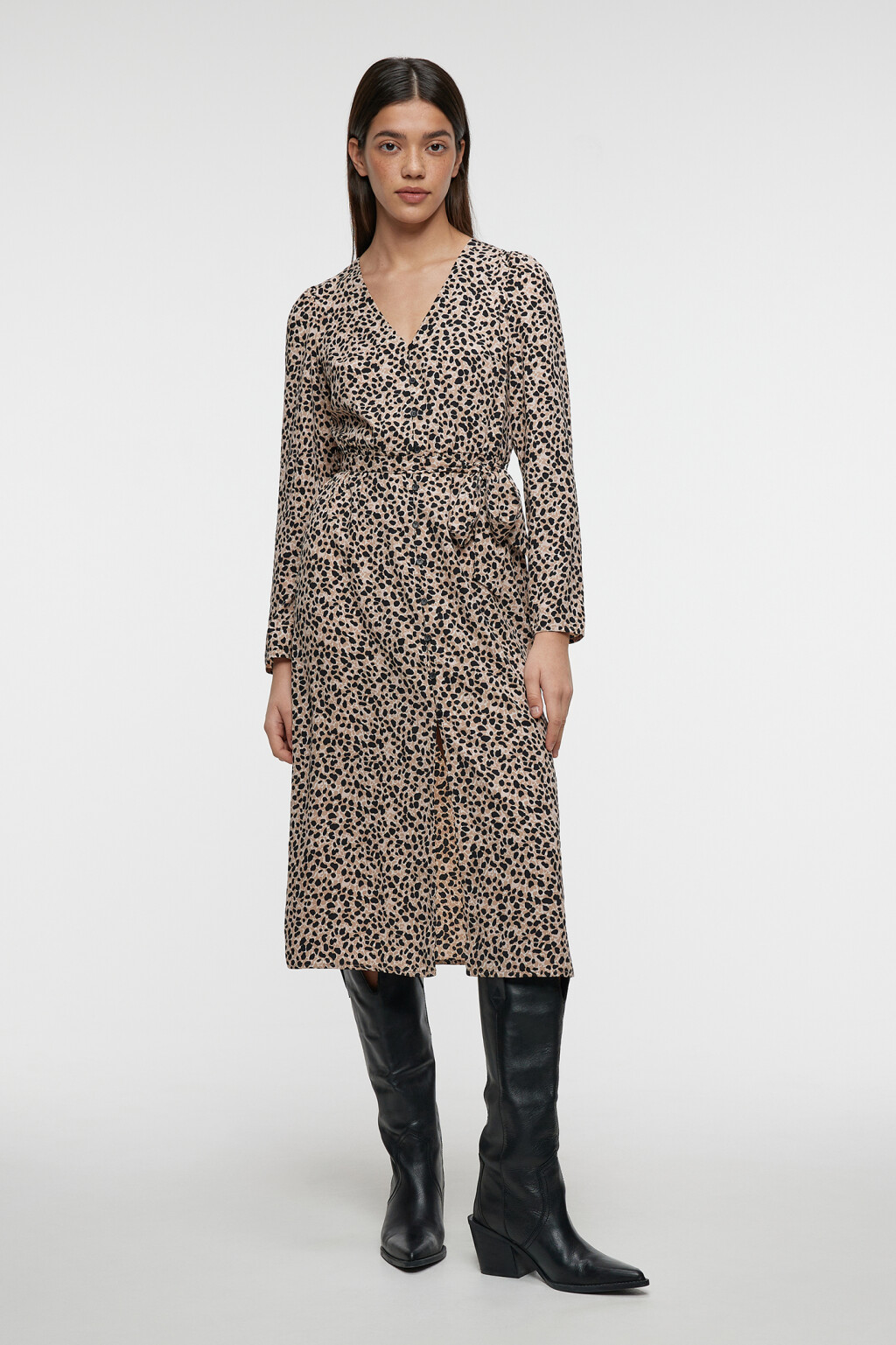 Платье-рубашка миди с поясом и V-образным вырезом - цвет бежевый - 1