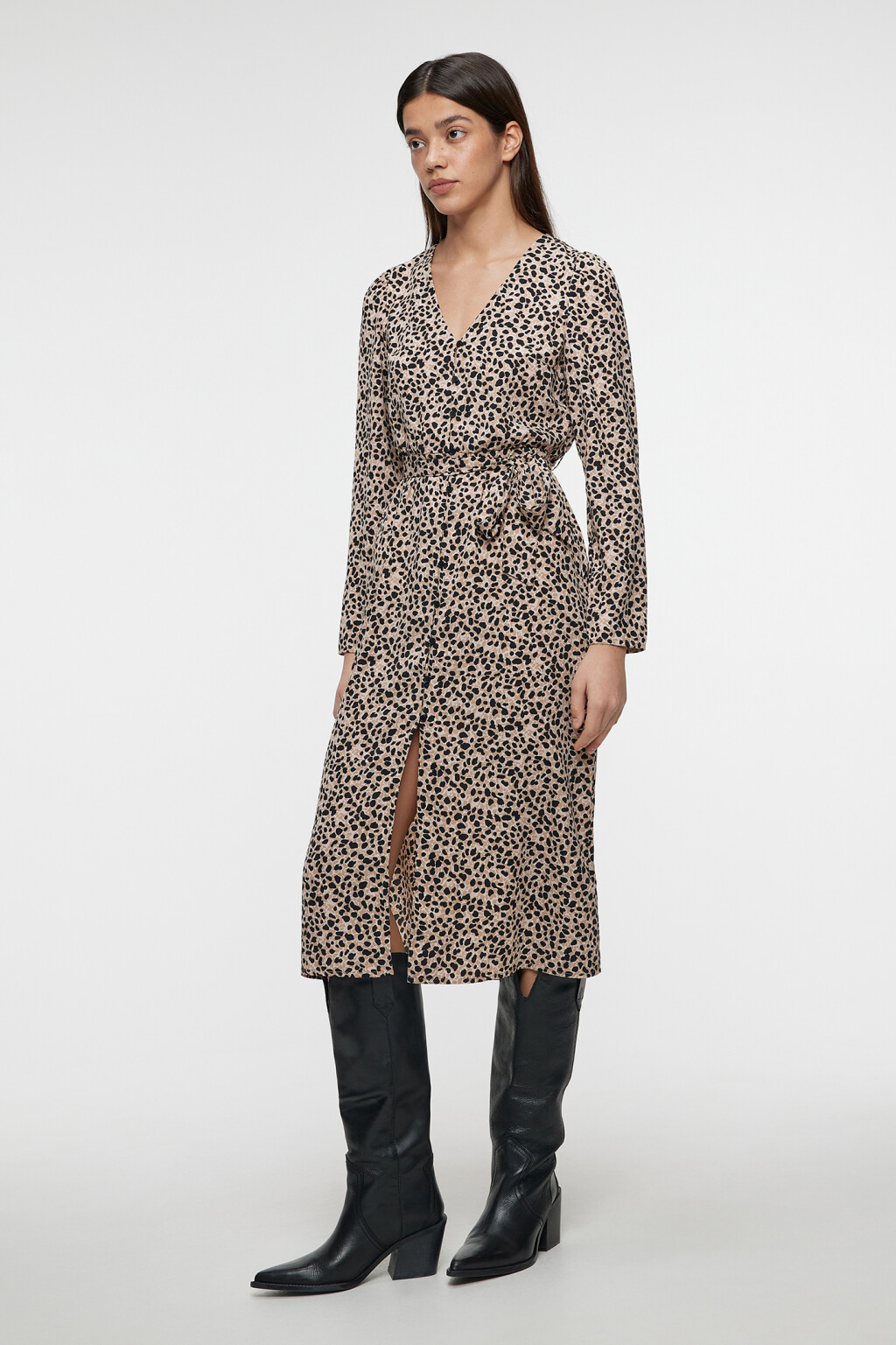 Платье-рубашка миди с поясом и V-образным вырезом - цвет бежевый - 2