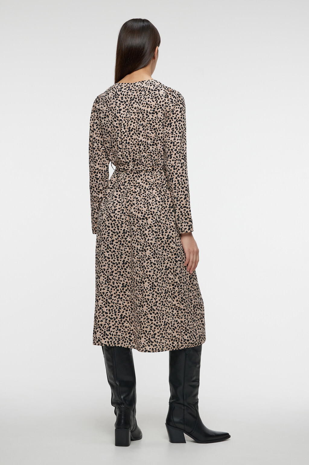 Платье-рубашка миди с поясом и V-образным вырезом - цвет бежевый - 3