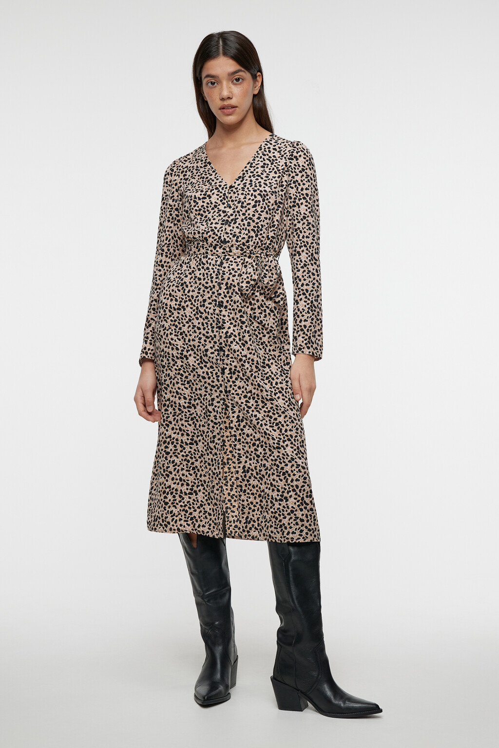 Платье-рубашка миди с поясом и V-образным вырезом - цвет бежевый - 4