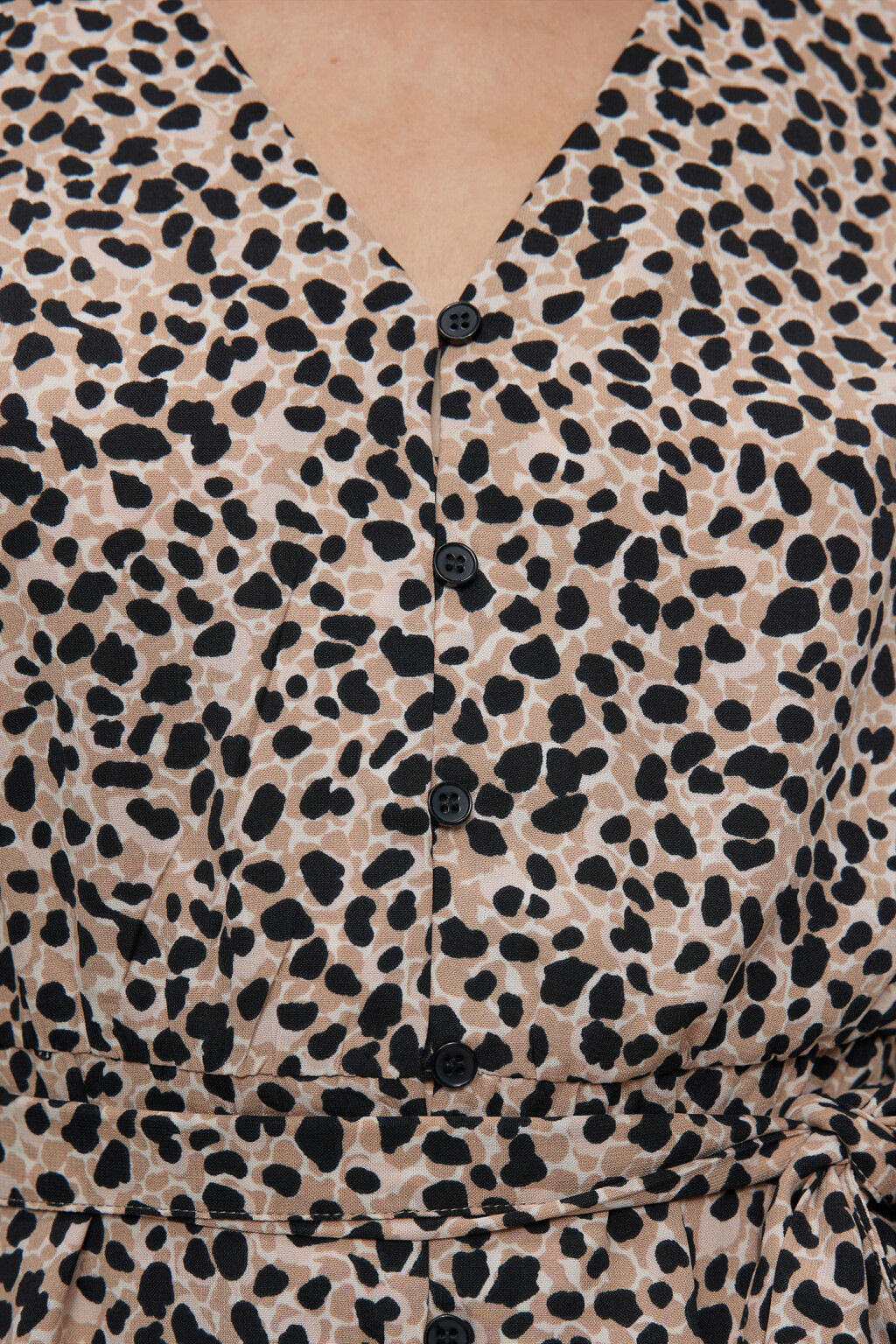 Платье-рубашка миди с поясом и V-образным вырезом - цвет бежевый - 5