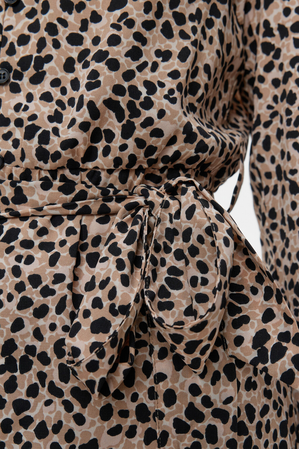 Платье-рубашка миди с поясом и V-образным вырезом - цвет бежевый - 6