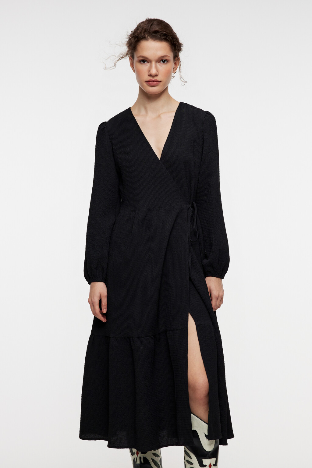 Платье миди на запах из фактурной ткани - цвет черный - 1