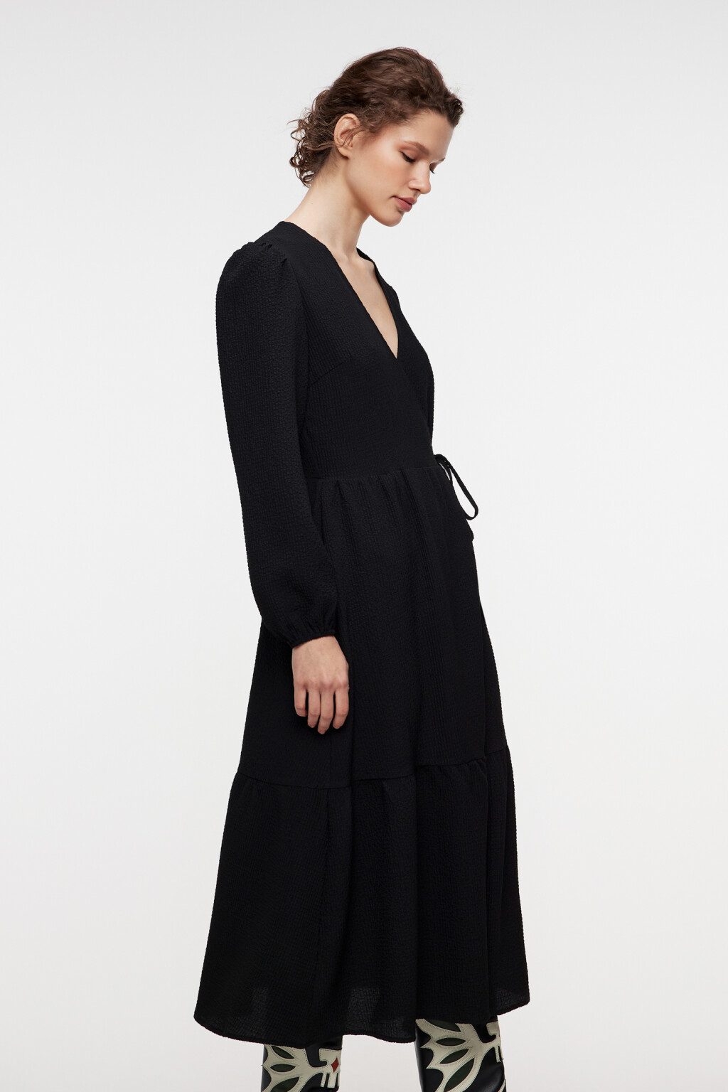 Платье миди на запах из фактурной ткани - цвет черный - 2
