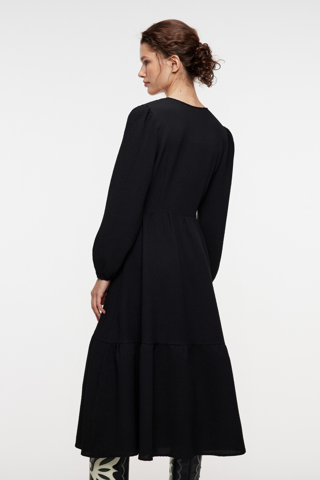 Платье миди на запах из фактурной ткани - цвет черный - 3