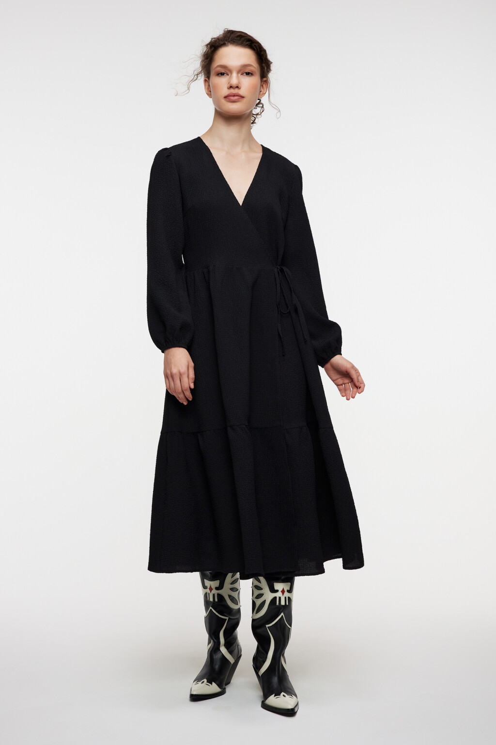 Платье миди на запах из фактурной ткани - цвет черный - 4