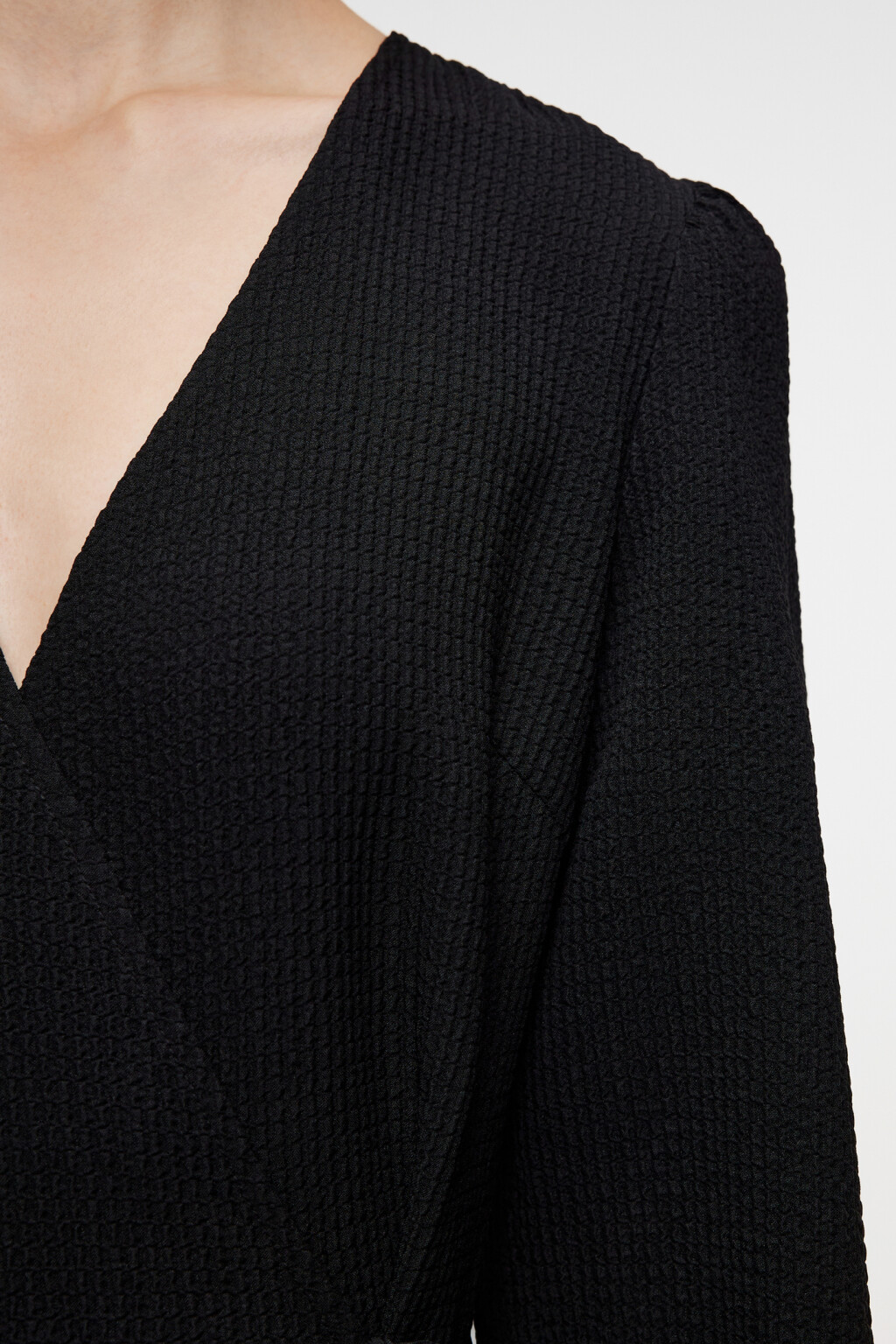 Платье миди на запах из фактурной ткани - цвет черный - 5