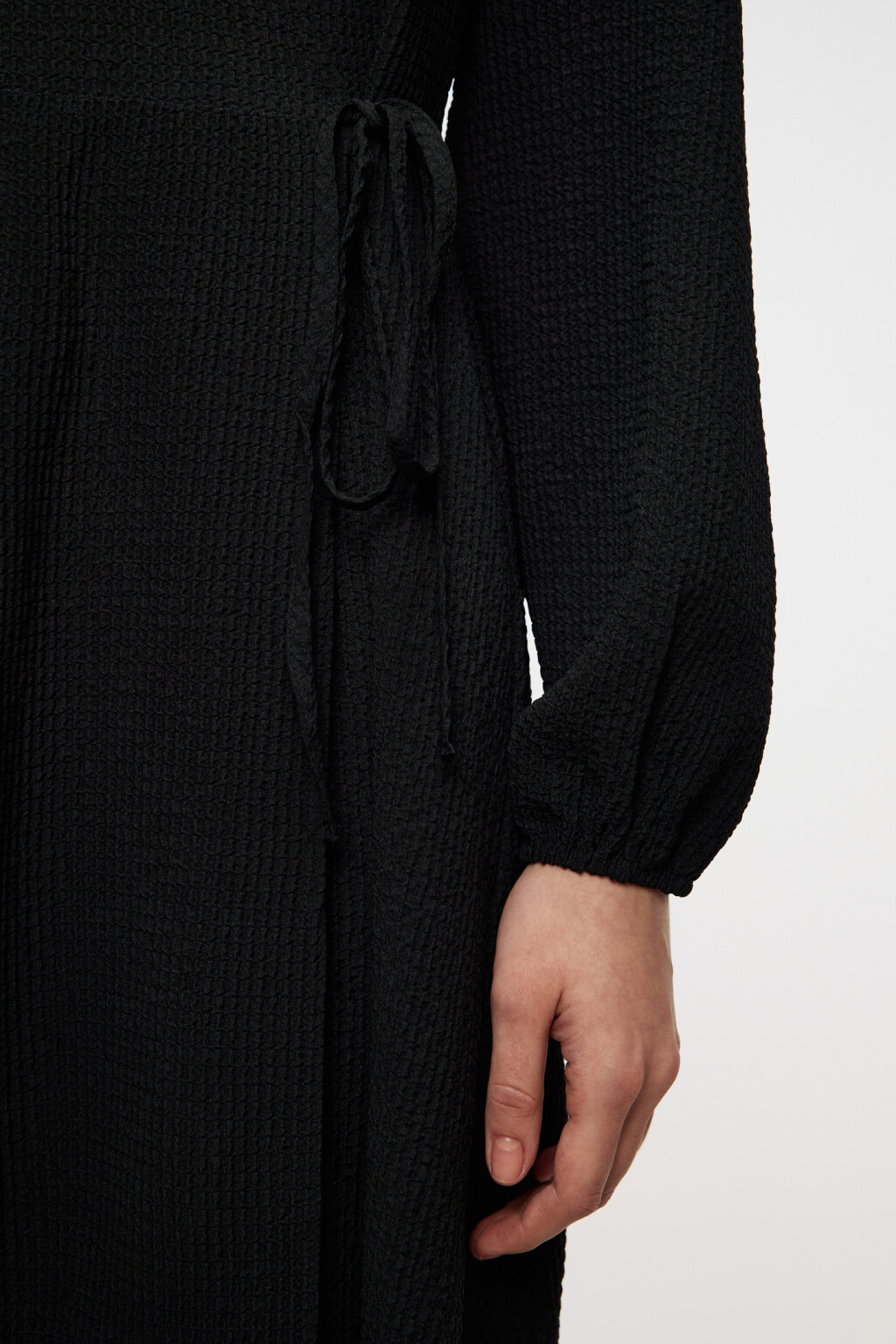 Платье миди на запах из фактурной ткани - цвет черный - 6