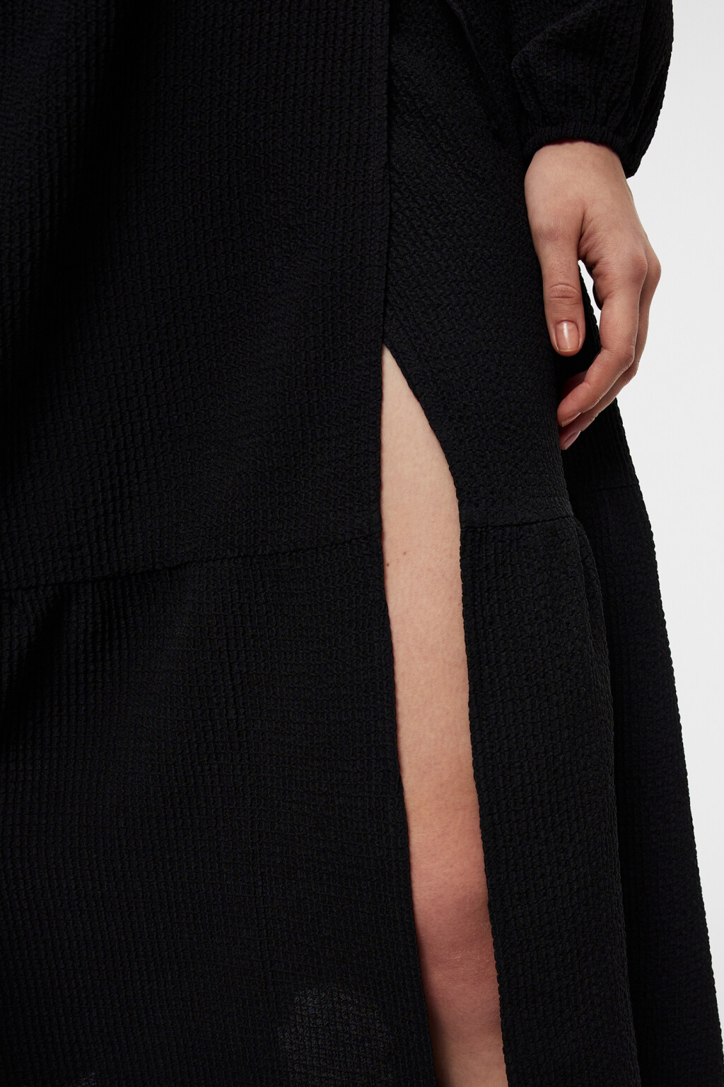Платье миди на запах из фактурной ткани - цвет черный - 7