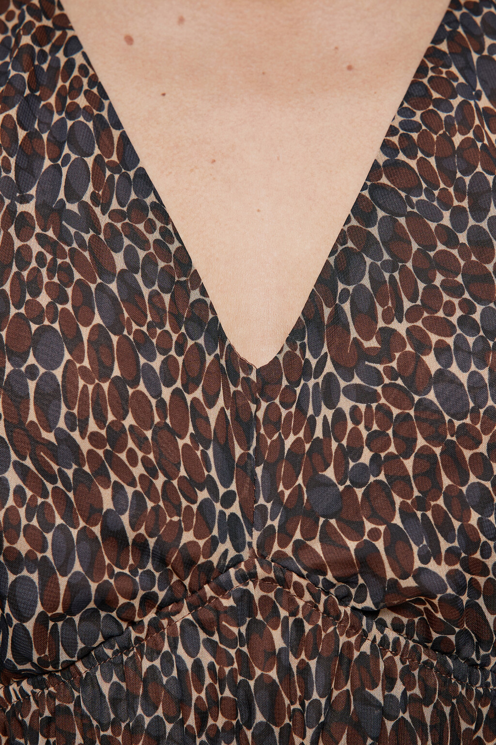 Платье миди шифоновое с V-вырезом и воланами - цвет бежевый - 6