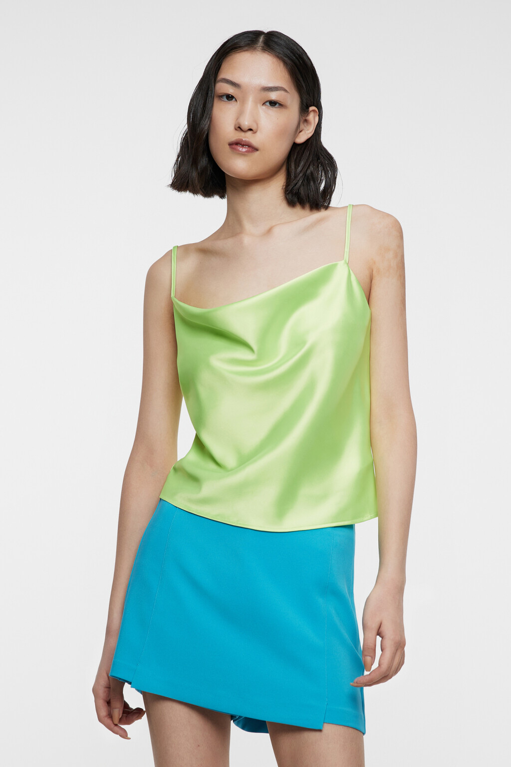 Блузка-топ атласная на тонких бретелях - цвет зеленый - 1