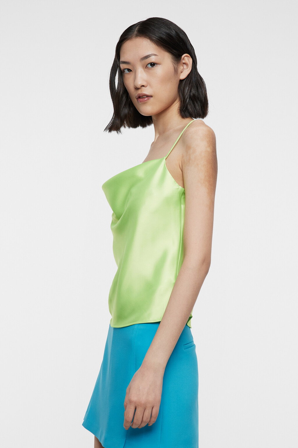 Блузка-топ атласная на тонких бретелях - цвет зеленый - 2