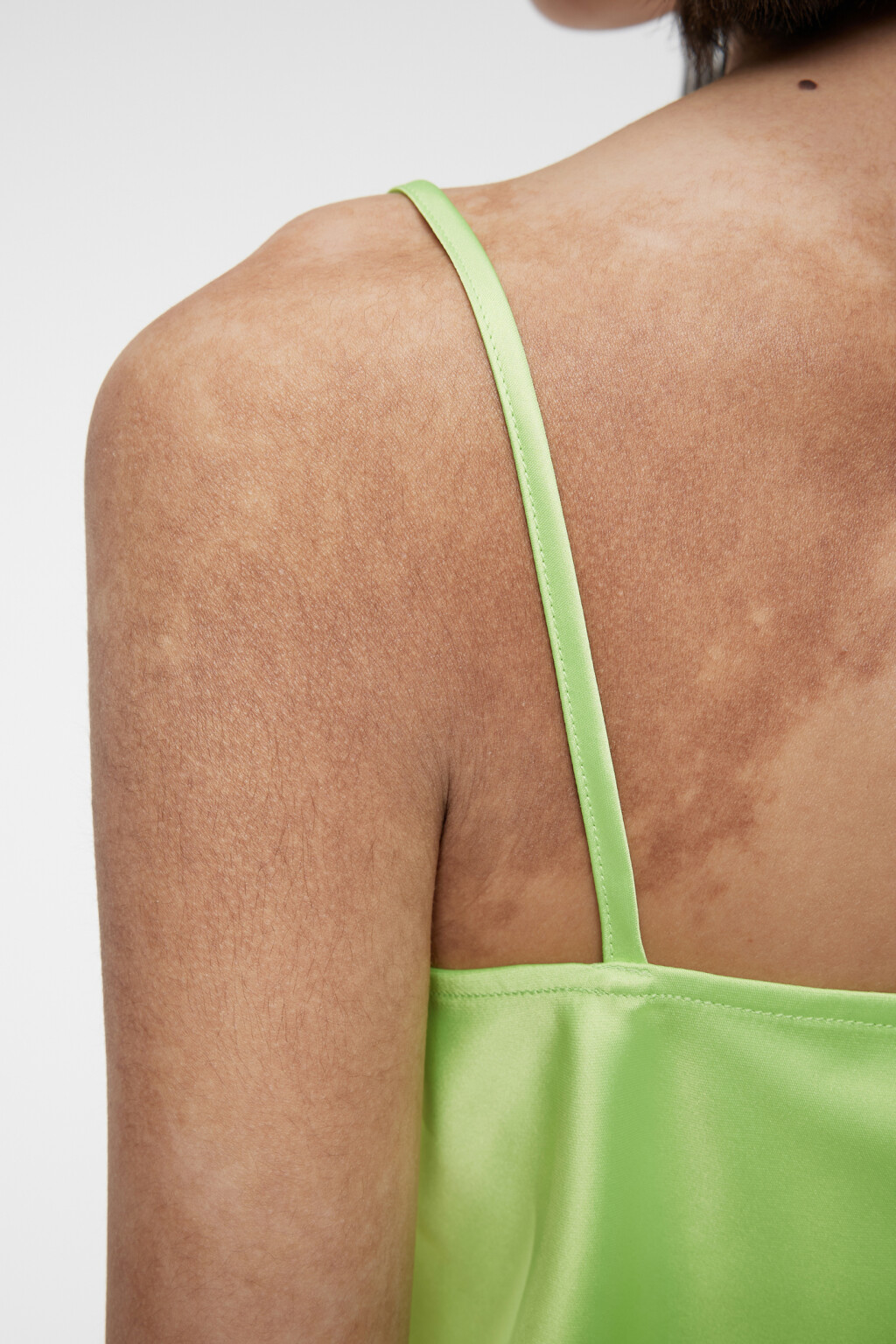 Блузка-топ атласная на тонких бретелях - цвет зеленый - 6