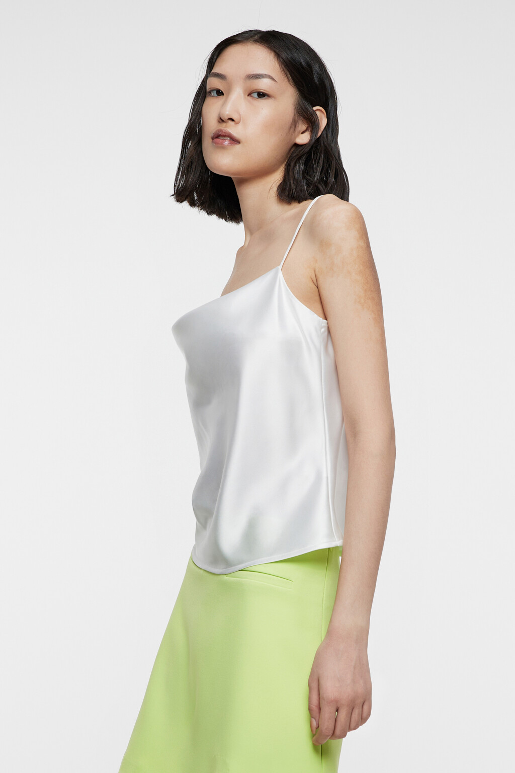 Блузка-топ атласная на тонких бретелях - цвет белый - 2