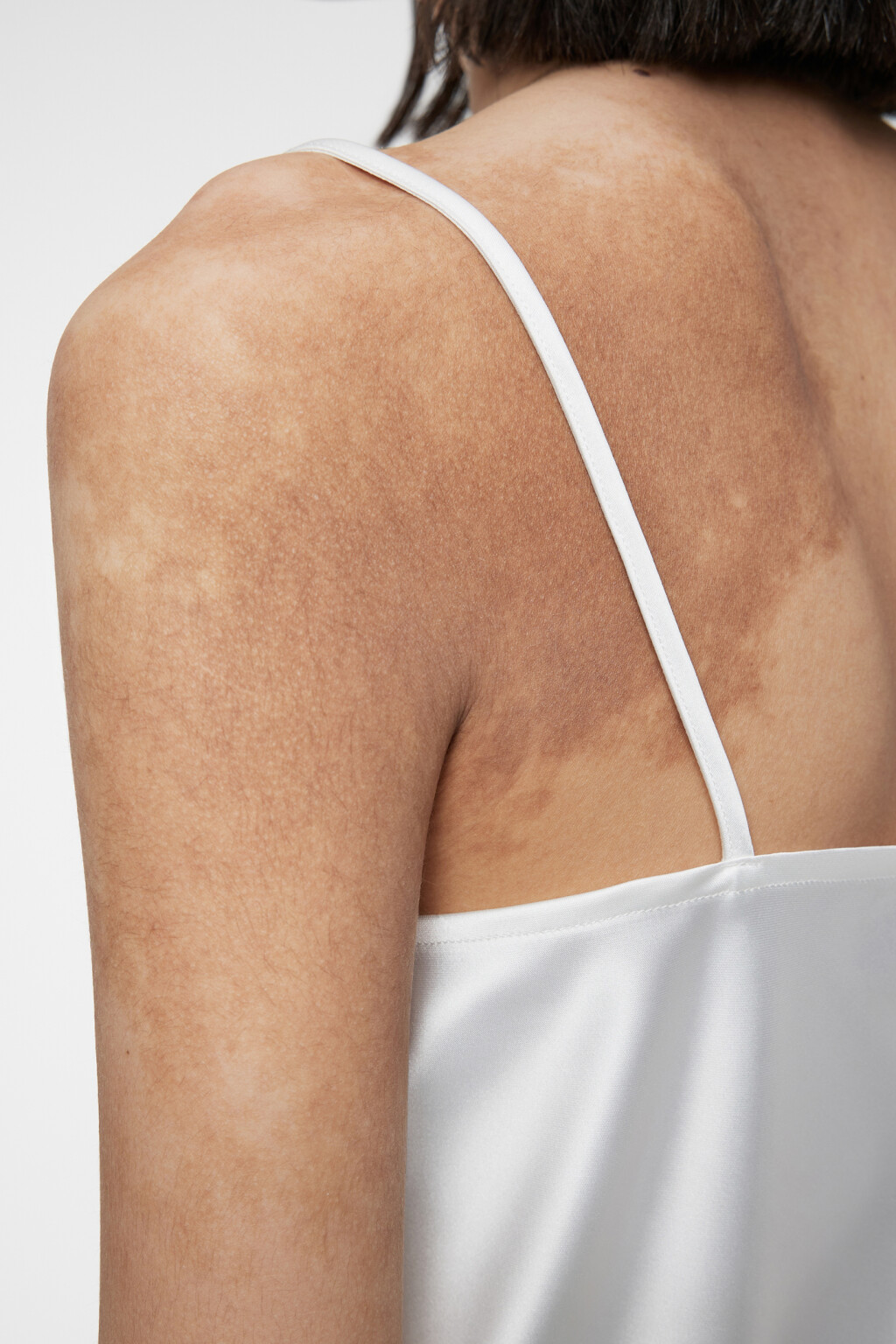 Блузка-топ атласная на тонких бретелях - цвет белый - 6