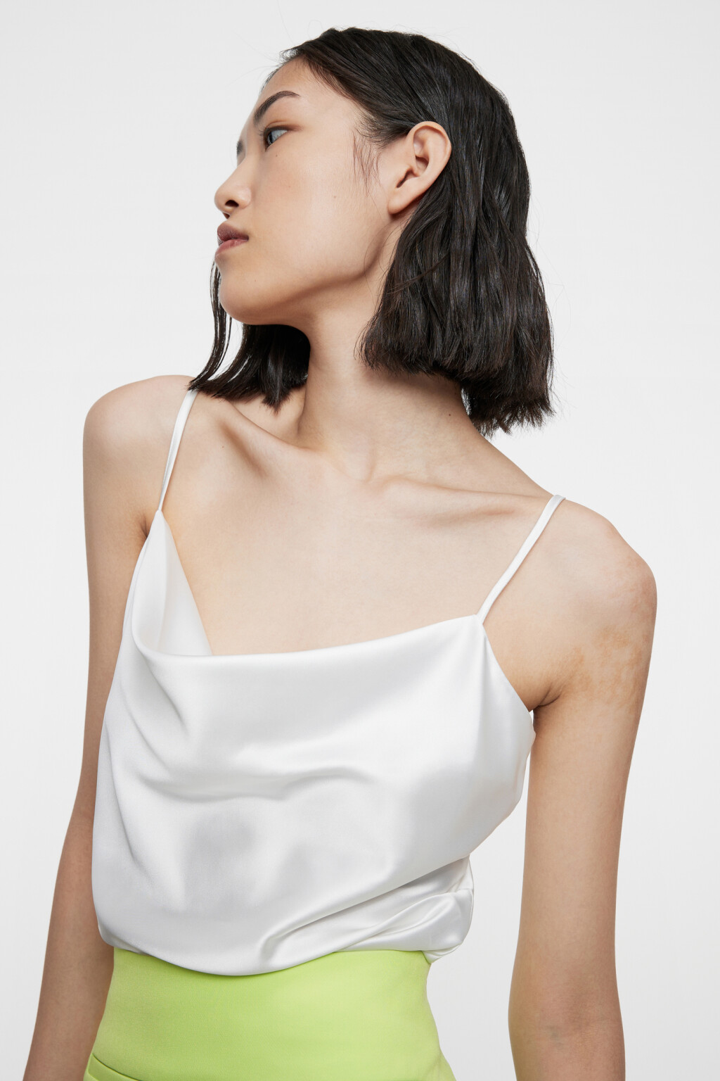 Блузка-топ атласная на тонких бретелях - цвет белый - 7