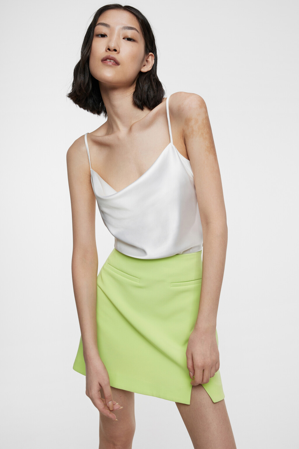 Блузка-топ атласная на тонких бретелях - цвет белый - 8