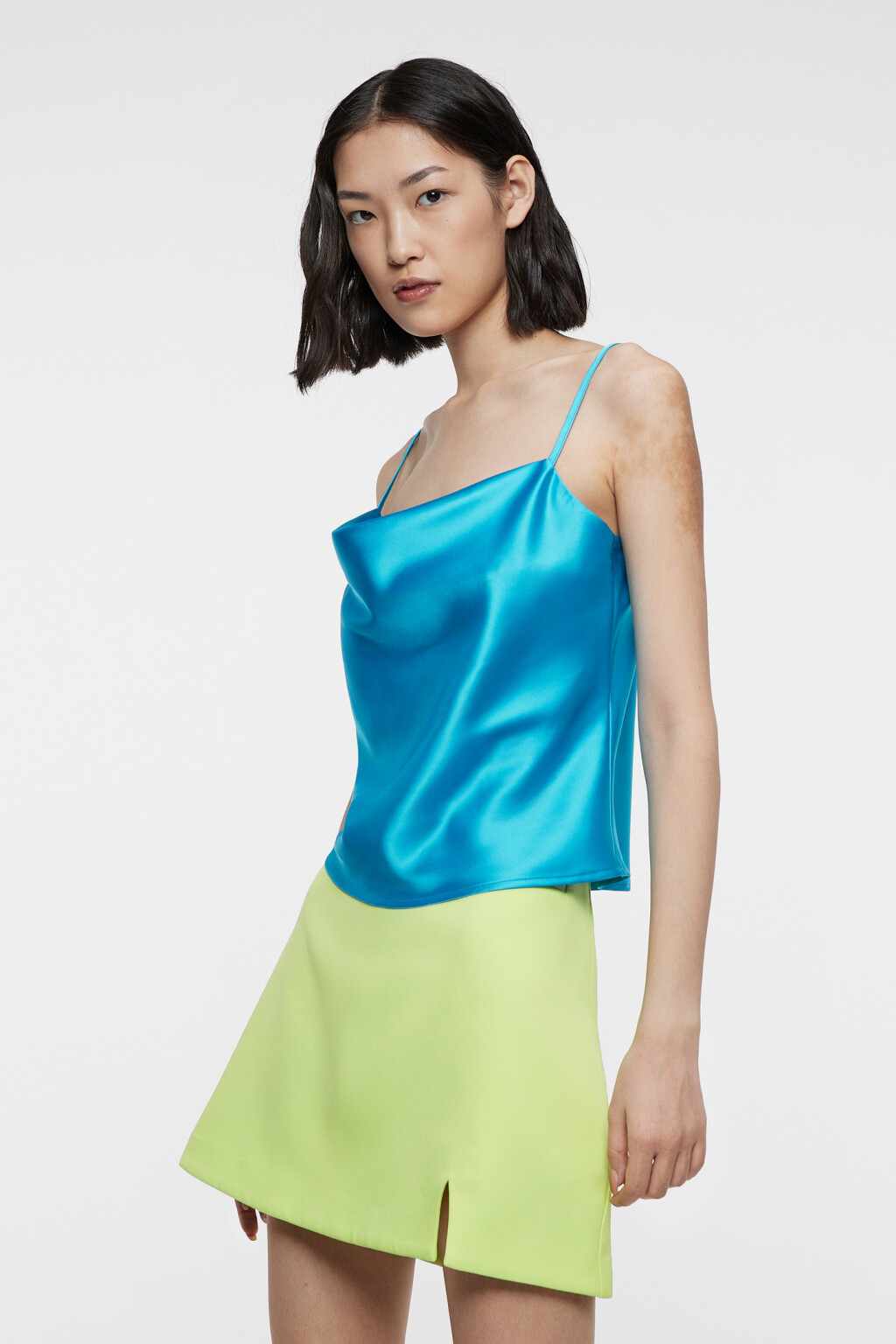 Блузка-топ атласная на тонких бретелях - цвет синий - 2