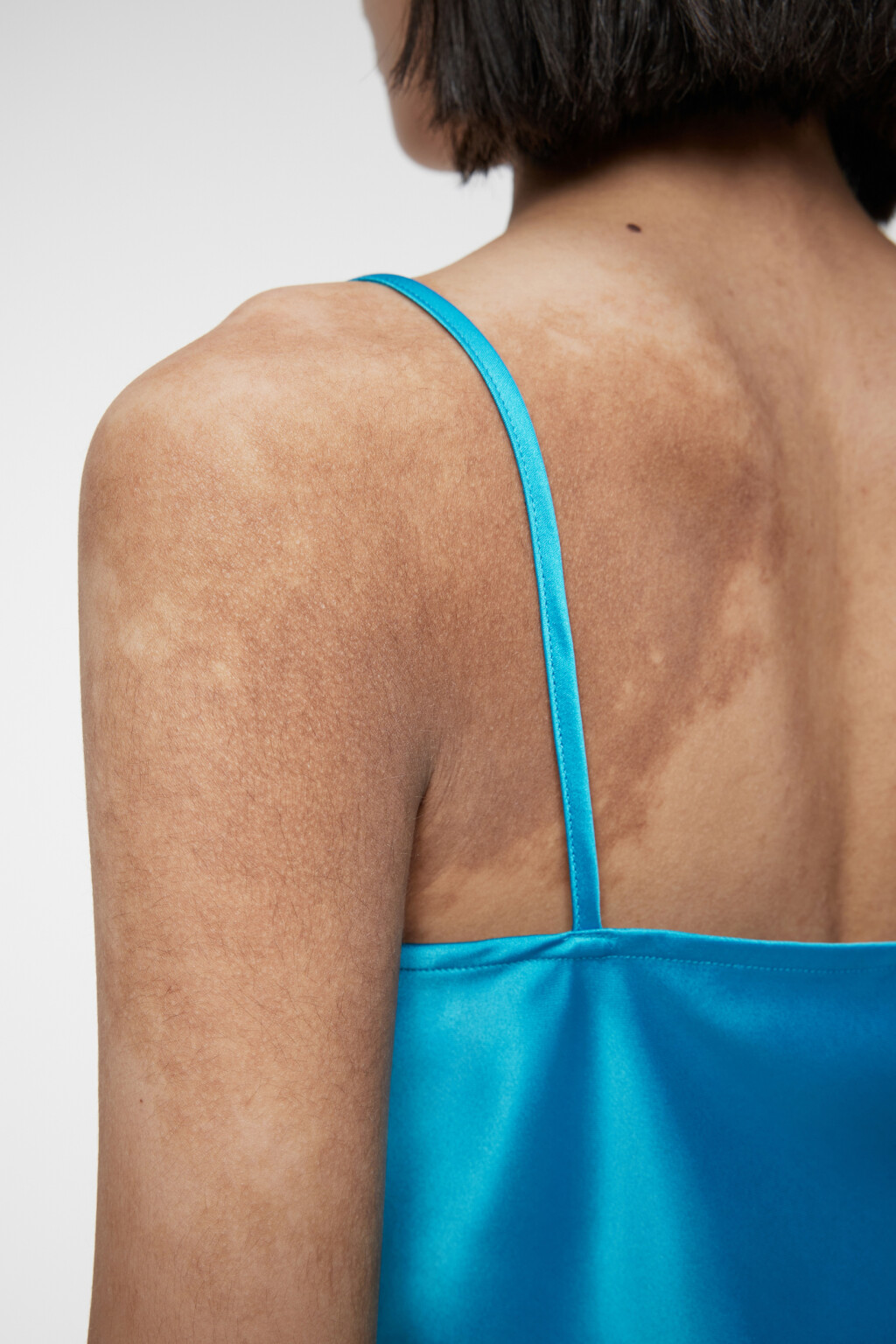 Блузка-топ атласная на тонких бретелях - цвет синий - 6