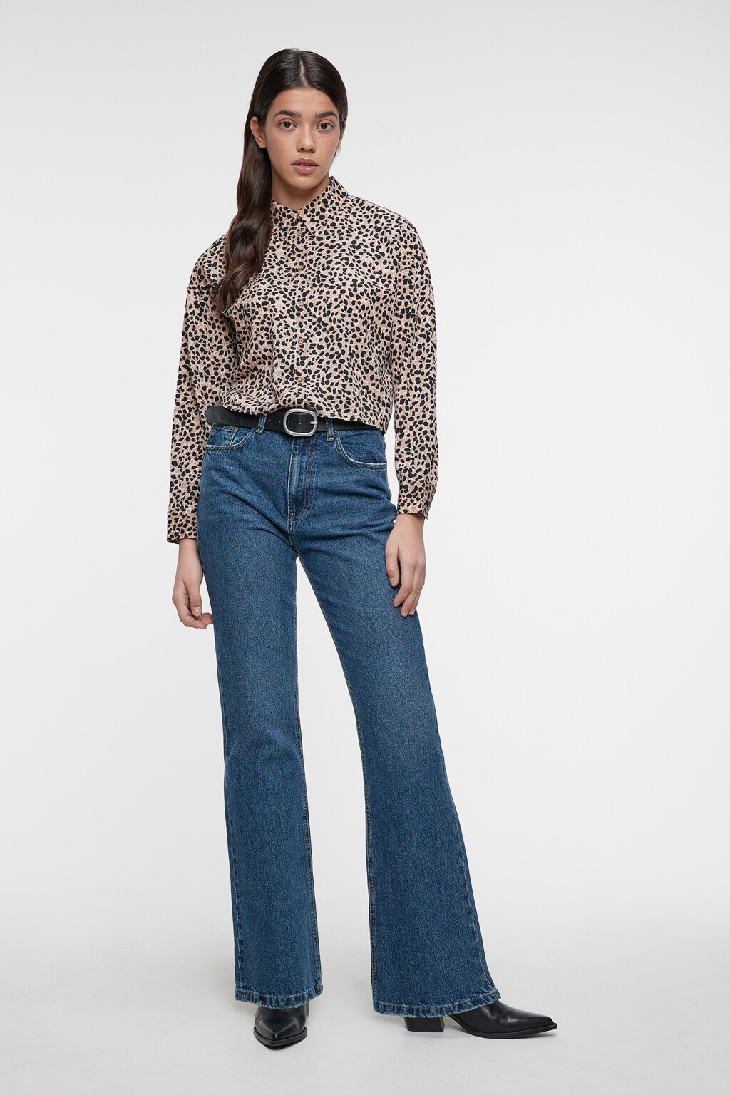 Блузка-рубашка oversize укороченная с принтом - цвет бежевый - 4