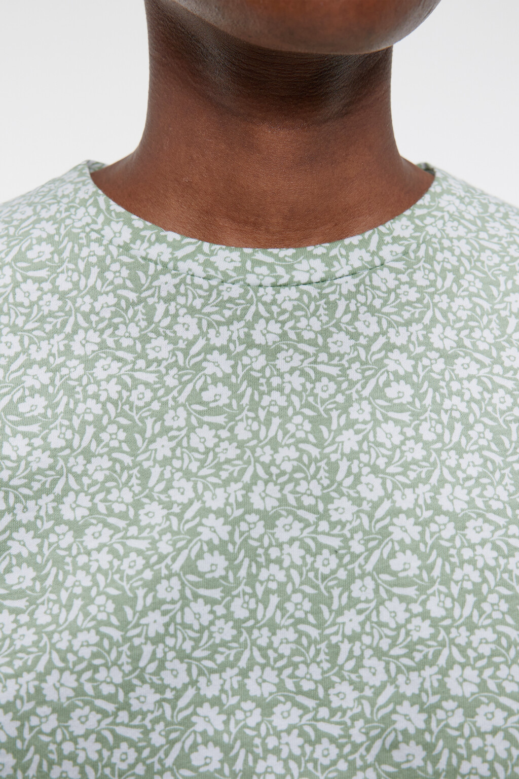 Футболка хлопковая прямая с цветочным принтом - цвет зеленый - 5