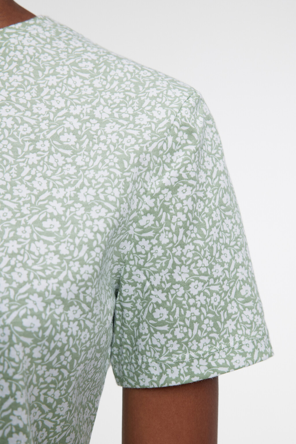 Футболка хлопковая прямая с цветочным принтом - цвет зеленый - 6