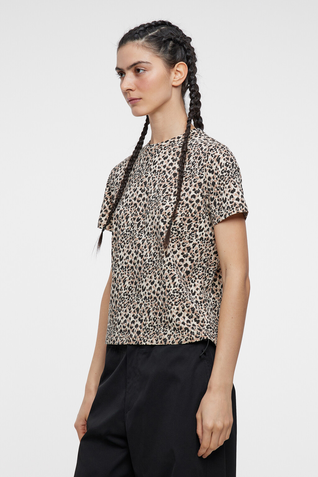 Футболка хлопковая прямая с цветочным принтом - цвет бежевый - 2