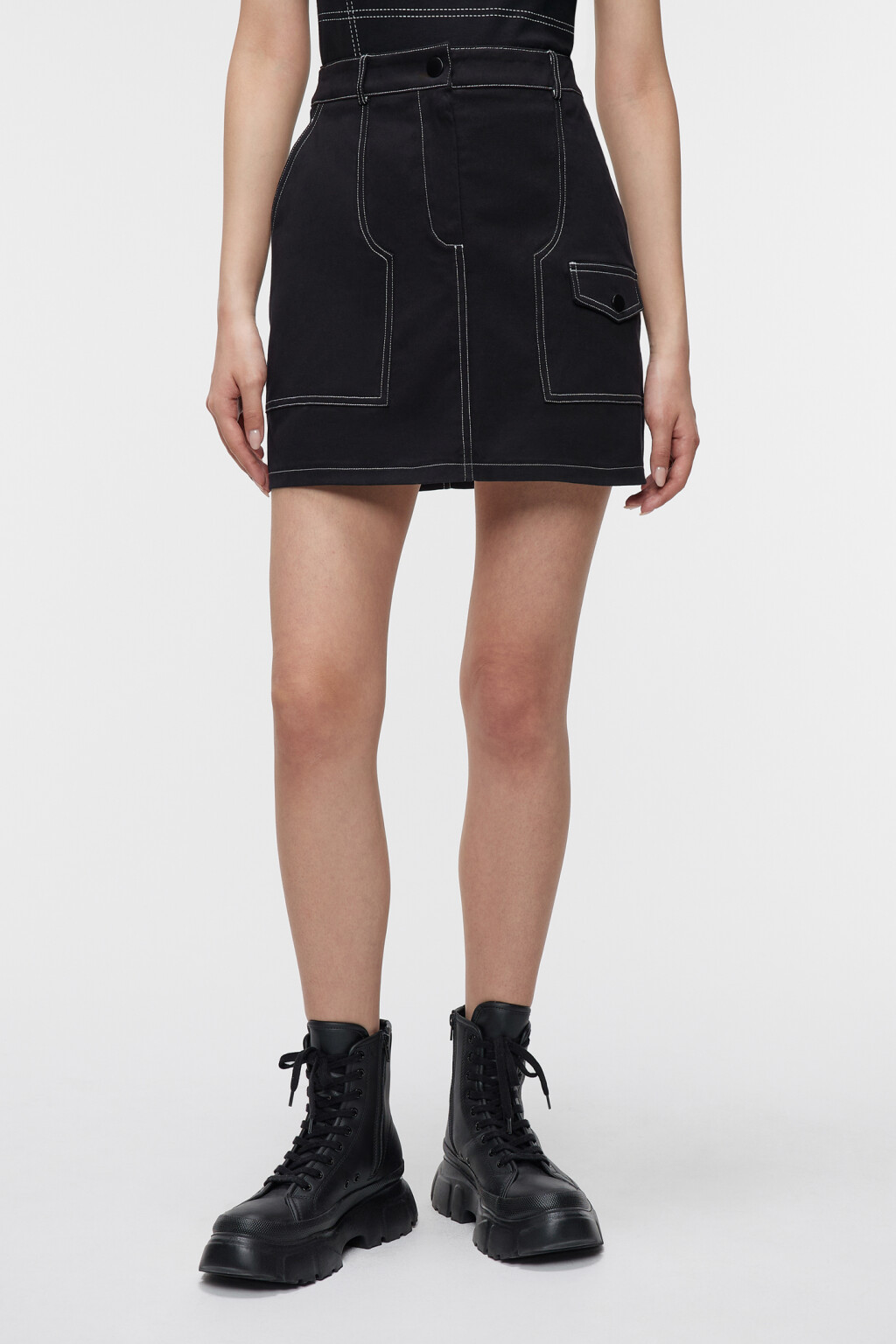 Юбка-карандаш мини костюмная с контрастными швами - цвет черный - 1