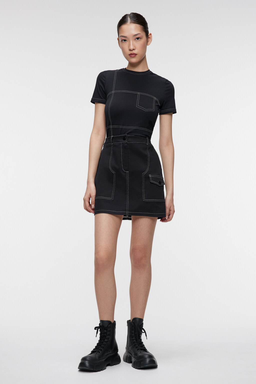 Юбка-карандаш мини костюмная с контрастными швами - цвет черный - 4