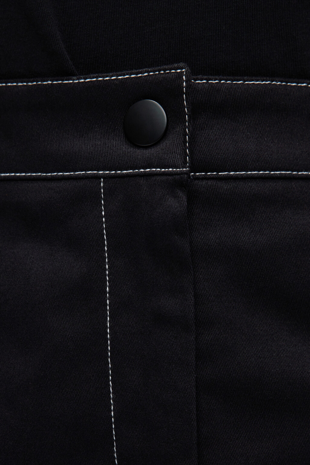 Юбка-карандаш мини костюмная с контрастными швами - цвет черный - 5