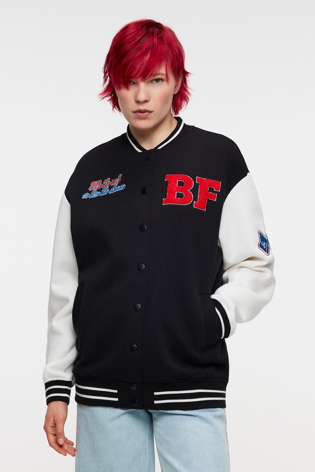 Куртка-бомбер утепленная с принтом и нашивкой - цвет черный - 1