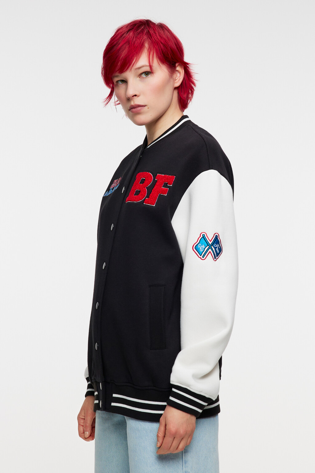 Куртка-бомбер утепленная с принтом и нашивкой - цвет черный - 2