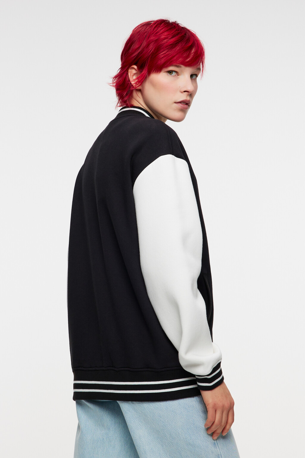 Куртка-бомбер утепленная с принтом и нашивкой - цвет черный - 3