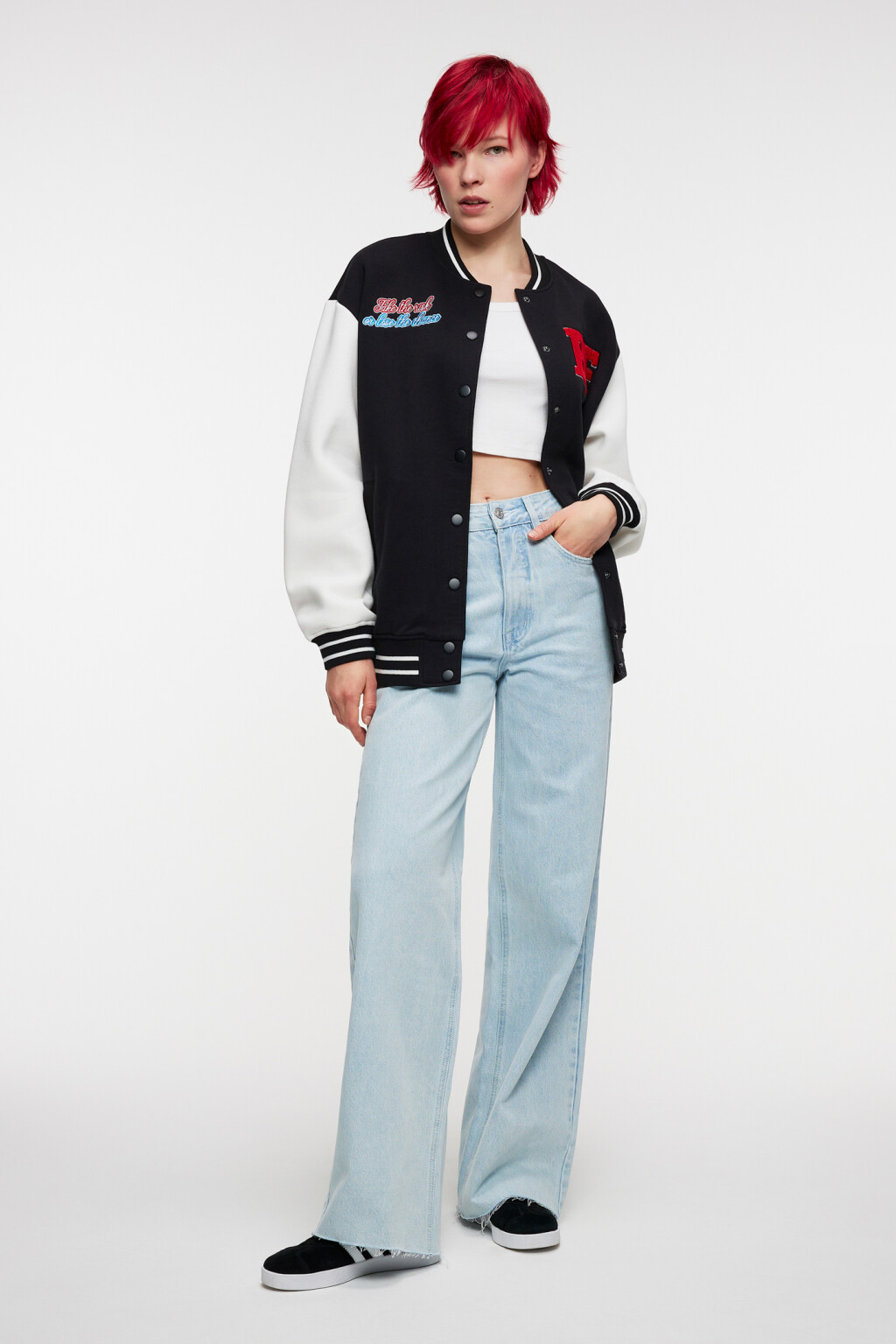 Куртка-бомбер утепленная с принтом и нашивкой - цвет черный - 4