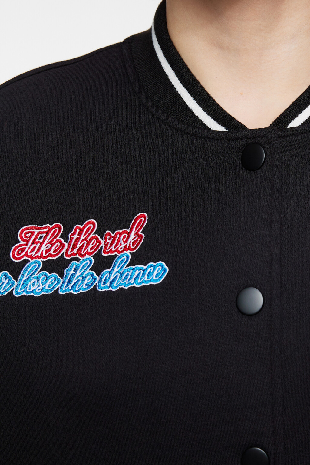 Куртка-бомбер утепленная с принтом и нашивкой - цвет черный - 5