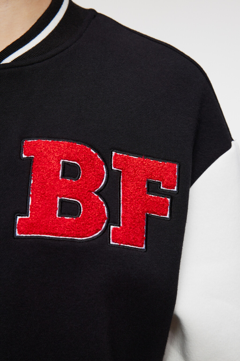 Куртка-бомбер утепленная с принтом и нашивкой - цвет черный - 6